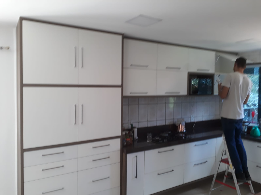 Cozinha planejada branca — projeto Castro