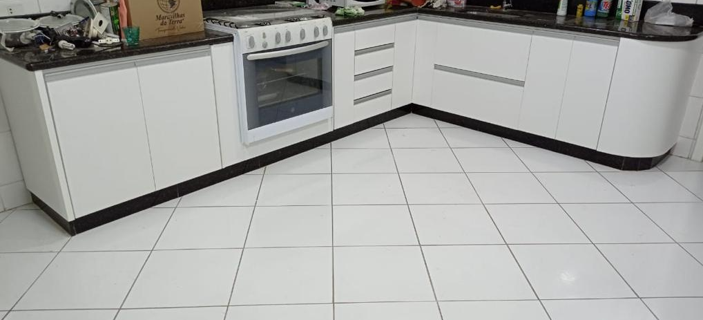 Cozinha planejada branca em L — projeto Castro