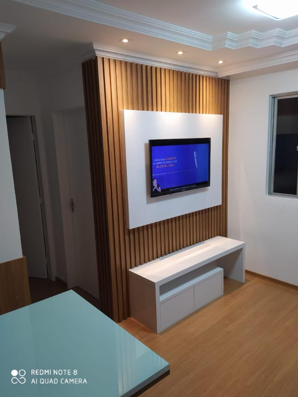 Painel ripado com rack para TV — projeto Castro