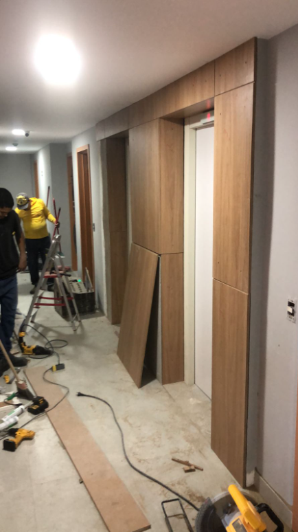 Painel ripado em corredor — instalação Castro
